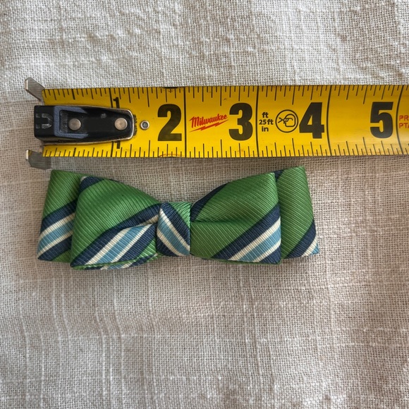Handmade green bowtie for a small boy - Picture 2 of 5